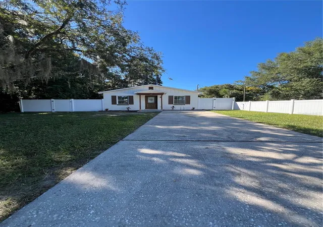 Photo 3 of Single family home for sale at 1314 Robie Ave, Mount Dora, FL 32757 | MLS# O6446131 | Listing updated on 2026-10-05