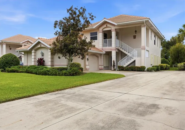 Listing Photo 4 - Condo for sale in building located at 3116 Clb Dr, PORT CHARLOTTE, FL 33953 - Unit #225
