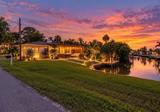 Photo 3 of Single family home for sale at 352 Oak St, Englewood, FL 34223 | MLS# D6148989 | Listing updated on 2026-10-03