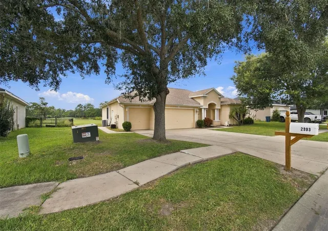 Photo 3 of Single family home for sale at 2393 Old Oak Trl, Brooksville, FL 34604 | MLS# W7889952 | Listing updated on 2026-10-03