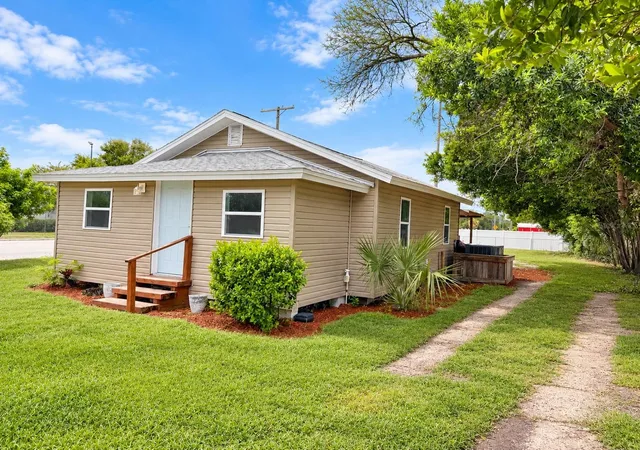 Photo 2 of Single family home for sale at 620 Oak St, Auburndale, FL 33823 | MLS# OM733155 | Listing updated on 2026-10-01