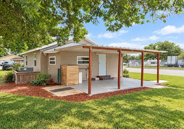 Photo 4 of Single family home for sale at 620 Oak St, Auburndale, FL 33823 | MLS# OM733155 | Listing updated on 2026-10-01