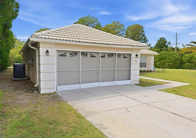 Photo 3 of Single family home for sale at 7010 Orchid Lake Rd, New Port Richey, FL 34653 | MLS# W7889956 | Listing updated on 2026-10-03