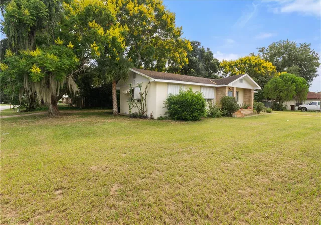 Photo 3 of Single family home for sale at 725 4th Street S, Lake Wales, FL 33853 | MLS# K4903828 | Listing updated on 2026-10-01