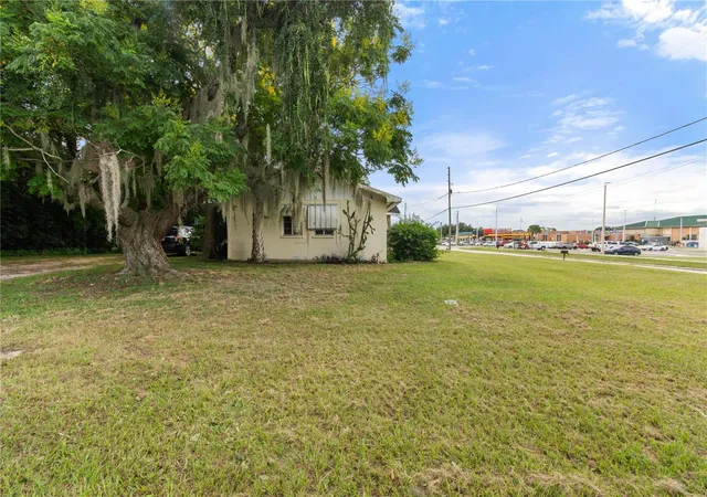 Photo 4 of Single family home for sale at 725 4th Street S, Lake Wales, FL 33853 | MLS# K4903828 | Listing updated on 2026-10-01