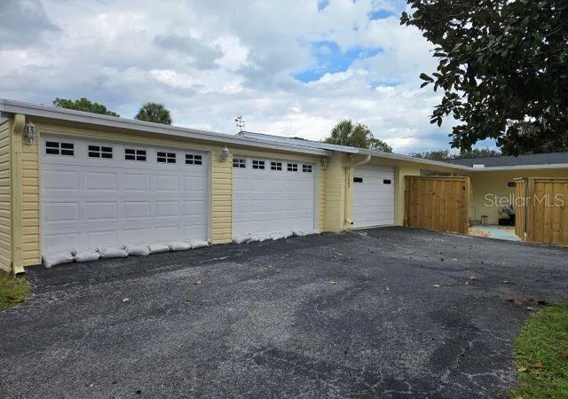 Photo 3 of Single family home for sale at 7507 W 7 Rivers Dr, Crystal River, FL 34429 | MLS# CC858302 | Listing updated on 2026-10-09