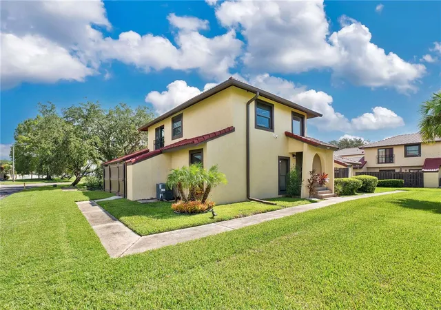 Photo 2 of Townhouse for sale at 435 Hunter Cir, Kissimmee, FL 34758 | MLS# S5158587 | Listing updated on 2026-10-05