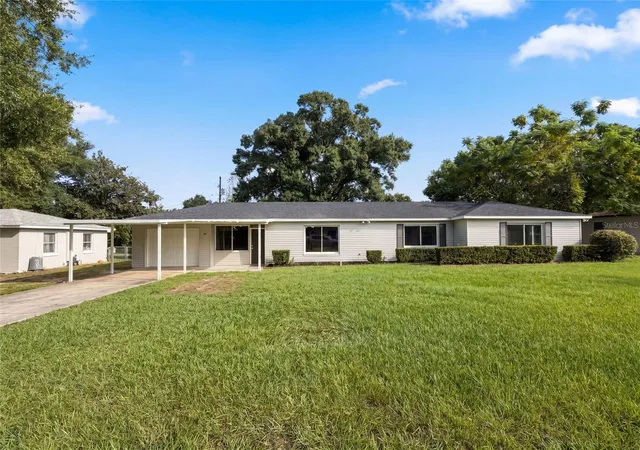 Photo 1 of Single family home for sale at 411 W Seminole Ave, Eustis, FL 32726 | MLS# O6446227 | Listing updated on 2026-10-09