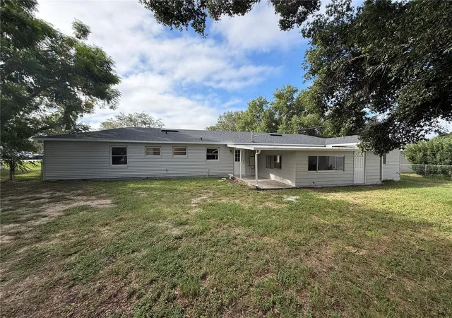 Photo 4 of Single family home for sale at 411 W Seminole Ave, Eustis, FL 32726 | MLS# O6446227 | Listing updated on 2026-10-09