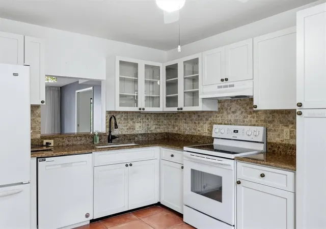 Listing Photo 5 - Condo for sale in building located at 509 Lakeside Dr, BRADENTON, FL 34210 - Unit #509