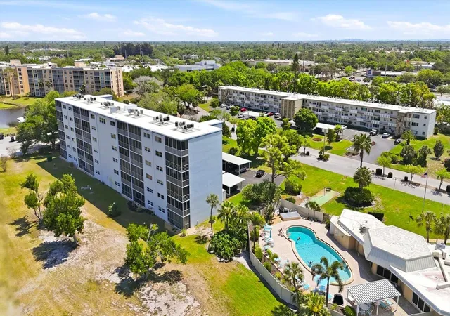 Listing Photo 4 - Condo for sale in building located at 4240 Ironwood Cir, Bradenton, FL 34209 - Unit #406AA
