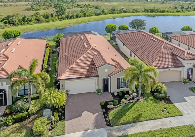 Photo 2 of Single family home for sale at 10422 Medjool Dr, Venice, FL 34293 | MLS# N6146010 | Listing updated on 2026-10-22