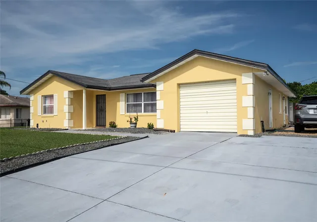 Photo 3 of Single family home for sale at 2178 India Blvd, Deltona, FL 32738 | MLS# V4951602 | Listing updated on 2026-10-03