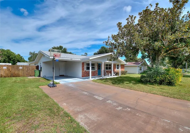 Photo 2 of Single family home for sale at 645 Ave M Se, Winter Haven, FL 33880 | MLS# L4965475 | Listing updated on 2026-10-02