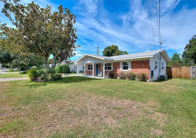 Photo 3 of Single family home for sale at 645 Ave M Se, Winter Haven, FL 33880 | MLS# L4965475 | Listing updated on 2026-10-02