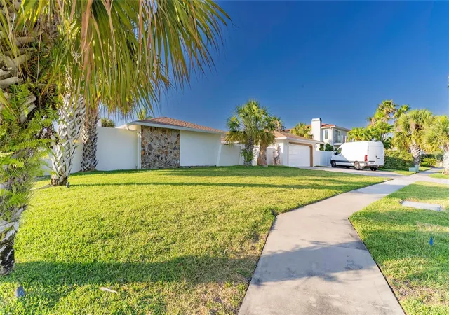 Photo 2 of Single family home for sale at 320 Harbor Psge, Clearwater Beach, FL 33767 | MLS# W7889975 | Listing updated on 2026-10-04