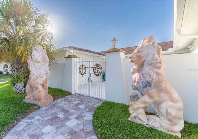 Photo 3 of Single family home for sale at 320 Harbor Psge, Clearwater Beach, FL 33767 | MLS# W7889975 | Listing updated on 2026-10-04