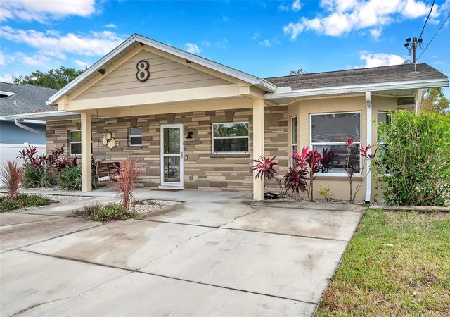 Photo 1 of Single family home for sale at 8 Citrus Dr, Palm Harbor, FL 34684 | MLS# TB8553786 | Listing updated on 2026-10-20