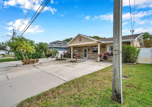 Photo 2 of Single family home for sale at 8 Citrus Dr, Palm Harbor, FL 34684 | MLS# TB8553786 | Listing updated on 2026-10-20