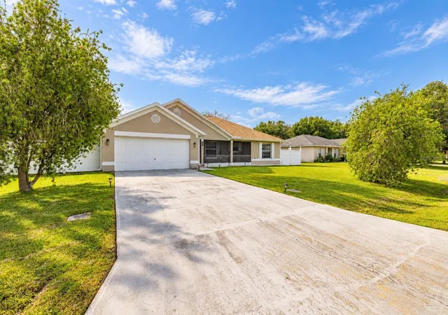 Photo 2 of Single family home for sale at 414 Dove Dr, Kissimmee, FL 34759 | MLS# S5158615 | Listing updated on 2026-10-20