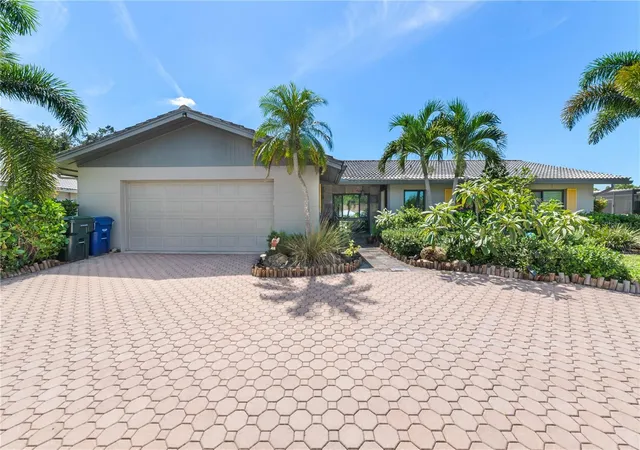 Photo 3 of Single family home for sale at 3377 Spring Ml Cir, Sarasota, FL 34239 | MLS# TB8553856 | Listing updated on 2026-10-02