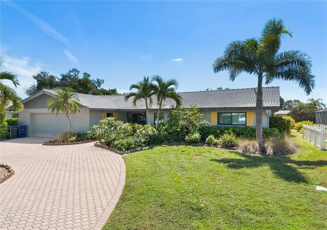 Photo 3 of Single family home for sale at 3377 Spring Ml Cir, Sarasota, FL 34239 | MLS# TB8553856 | Listing updated on 2026-10-02