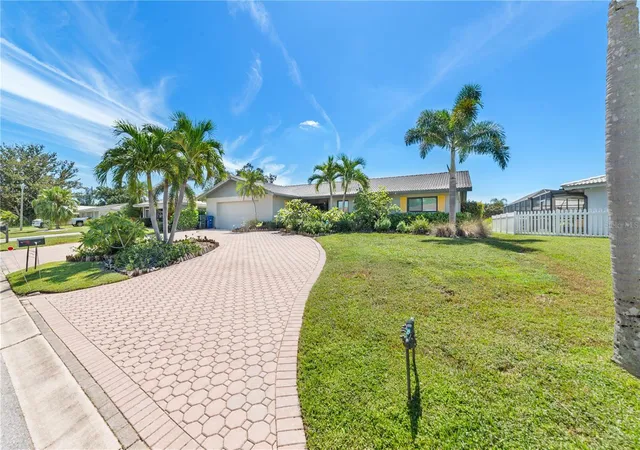Photo 4 of Single family home for sale at 3377 Spring Ml Cir, Sarasota, FL 34239 | MLS# TB8553856 | Listing updated on 2026-10-02