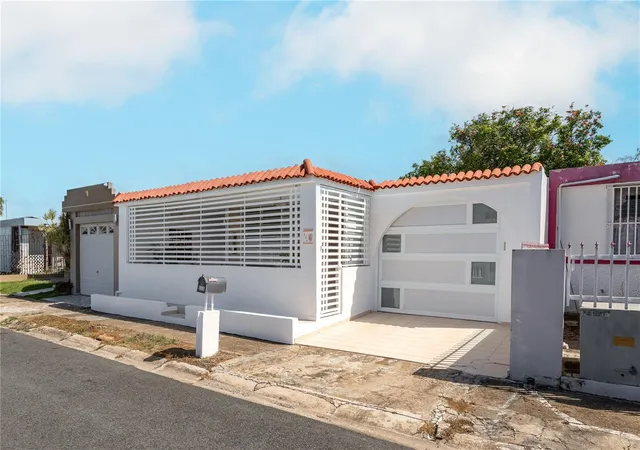 Photo 3 of Single family home for sale at 747 Levittville #SE6, Toa Baja, PR 00949 | MLS# PR9124615 | Listing updated on 2026-10-01