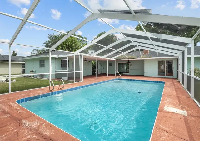 Photo 3 of Single family home for sale at 2900 Crump Rd, Winter Haven, FL 33881 | MLS# S5158645 | Listing updated on 2026-10-02