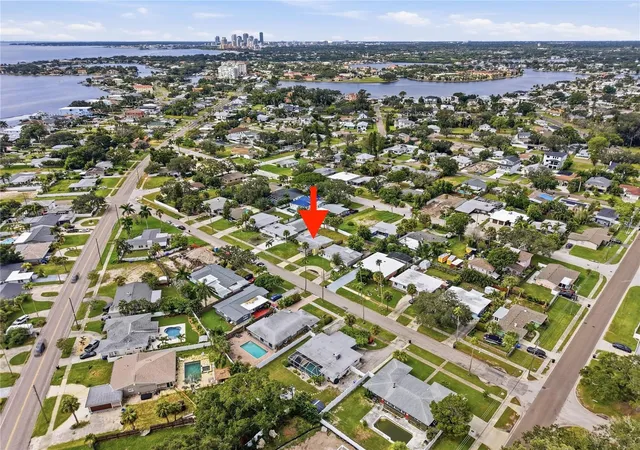 Photo 4 of Single family home for sale at 4000 Indianapolis St NE, Saint Petersburg, FL 33703 | MLS# TB8553906 | Listing updated on 2026-10-19