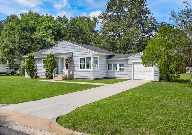 Photo 2 of Single family home for sale at 804 Catalina Dr, Sanford, FL 32771 | MLS# O6446403 | Listing updated on 2026-10-06