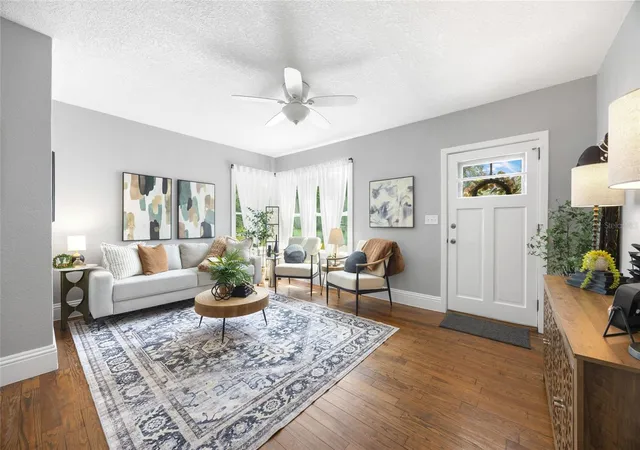 Photo 4 of Single family home for sale at 804 Catalina Dr, Sanford, FL 32771 | MLS# O6446403 | Listing updated on 2026-10-06