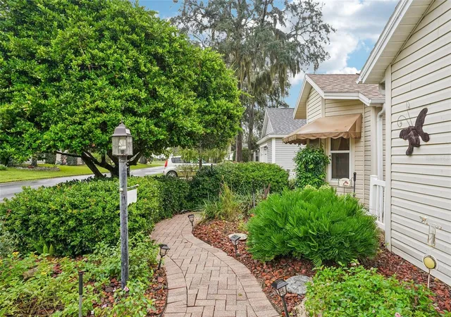 Photo 4 of Single family home for sale at 460 Loma Paseo Dr, Lady Lake, FL 32159 | MLS# G5118496 | Listing updated on 2026-10-10