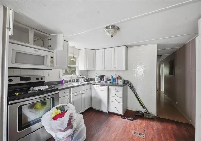 Photo 3 of Manufactured home for sale at 35012 Glosson Cir, Zephyrhills, FL 33541 | MLS# W7889991 | Listing updated on 2026-10-02