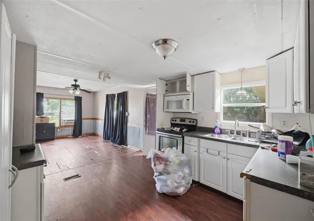 Photo 4 of Manufactured home for sale at 35012 Glosson Cir, Zephyrhills, FL 33541 | MLS# W7889991 | Listing updated on 2026-10-02