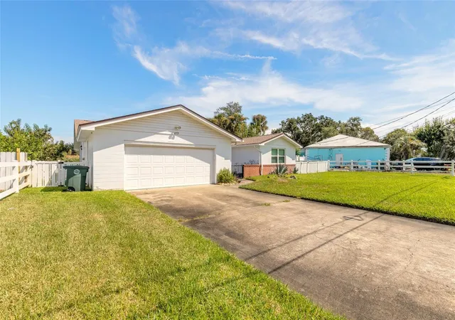 Photo 3 of Single family home for sale at 879 W Coquina Dr, Daytona Beach, FL 32117 | MLS# V4951610 | Listing updated on 2026-10-02