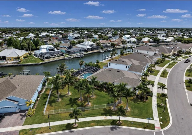 Photo 3 of Single family home for sale at 954 Signet Dr, Apollo Beach, FL 33572 | MLS# TB8553941 | Listing updated on 2026-10-07
