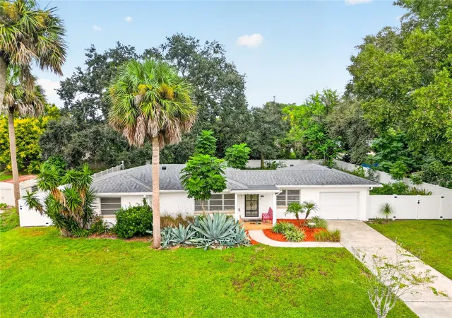 Photo 2 of Sale Pending at 2329 Southland Rd, Mount Dora, FL 32757 | MLS# G5118504 | Listing updated on 2026-10-08