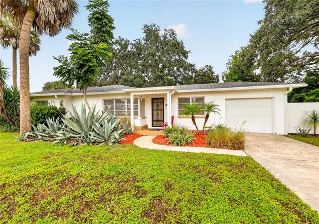 Photo 3 of Sale Pending at 2329 Southland Rd, Mount Dora, FL 32757 | MLS# G5118504 | Listing updated on 2026-10-08