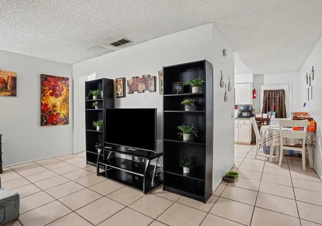 Photo 4 of House for sale at 5661 Struthers Ct, Winter Haven, FL 33884 | MLS# A4708119 | Listing updated on 2026-10-02