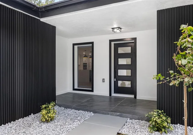 Photo 3 of Single family home for sale at 2306 S San Jose Cir, Tampa, FL 33629 | MLS# TB8553956 | Listing updated on 2026-10-02