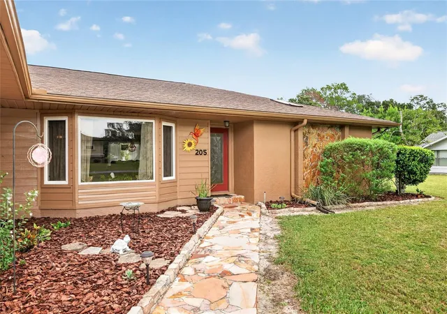 Photo 4 of Single family home for sale at 205 E Falconry Ct, Hernando, FL 34442 | MLS# OM733250 | Listing updated on 2026-10-03
