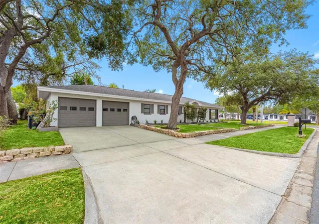 Photo 2 of Single family home for sale at 1005 Apache Trl, Clearwater, FL 33755 | MLS# TB8553987 | Listing updated on 2026-10-02