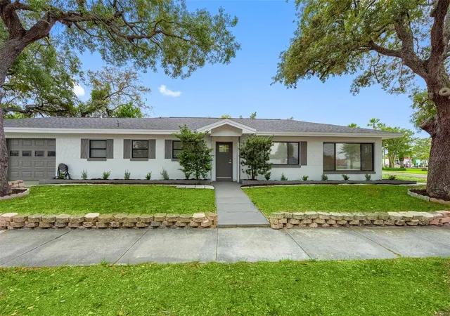 Photo 3 of Single family home for sale at 1005 Apache Trl, Clearwater, FL 33755 | MLS# TB8553987 | Listing updated on 2026-10-02