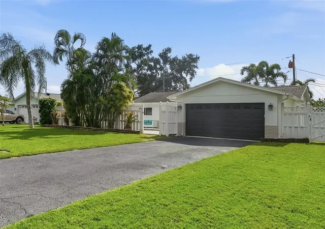 Single family home for sale at 5860 Bayshore Dr, SEMINOLE, FL 33772 | MLS# TB8553998