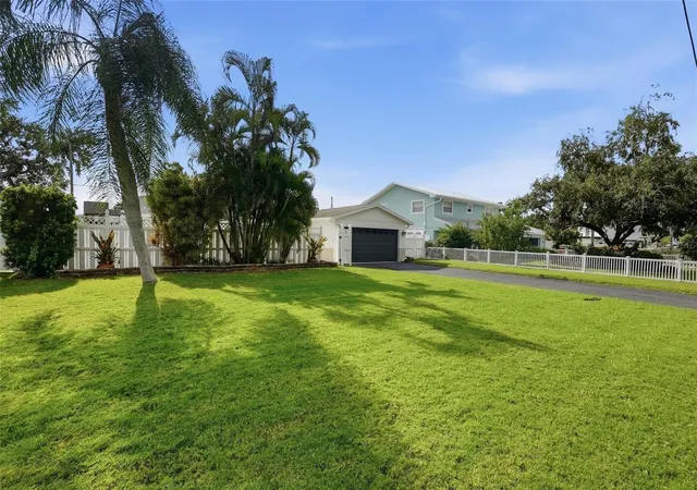 Photo 3 of Single family home for sale at 5860 Bayshore Dr, Seminole, FL 33772 | MLS# TB8553998 | Listing updated on 2026-10-03
