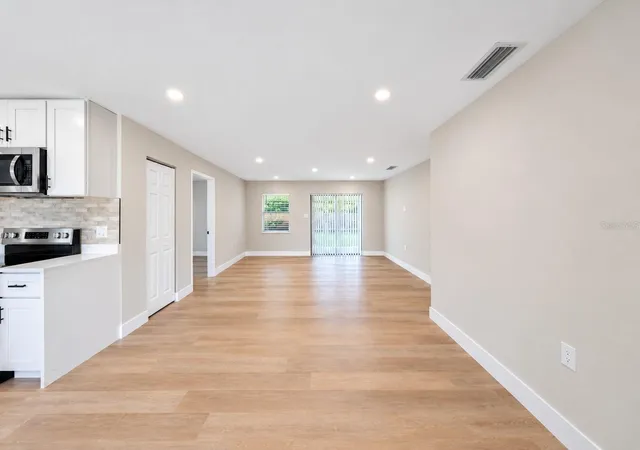 Photo 4 of Single family home for sale at 4925 Elese St, Orlando, FL 32811 | MLS# O6446492 | Listing updated on 2026-10-02