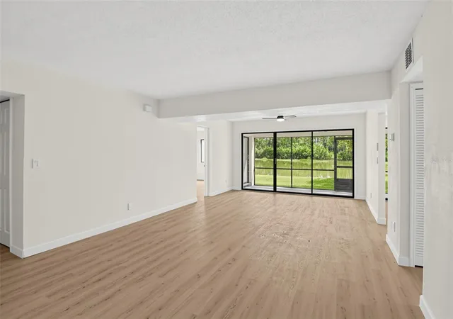 Listing Photo 4 - Condo for sale in building located at 275 Indigo Dr, Daytona Beach, FL 32114 - Unit #1070