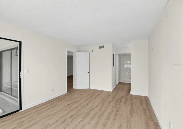 Listing Photo 5 - Condo for sale in building located at 275 Indigo Dr, Daytona Beach, FL 32114 - Unit #1070