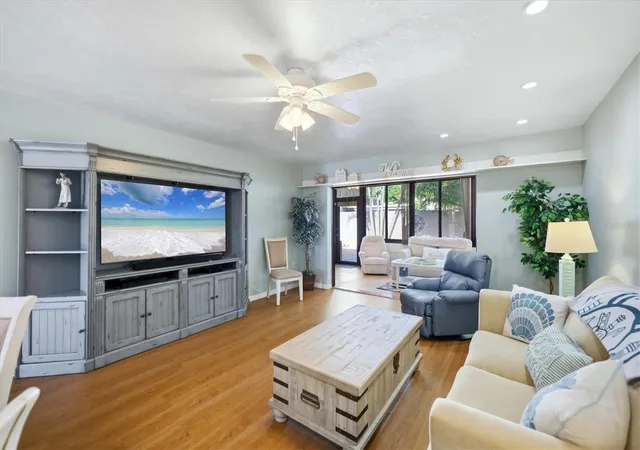 Photo 4 of Condo for sale at 753 Oakview Dr, Bradenton, FL 34210 | MLS# A4708146 | Listing updated on 2026-10-20
